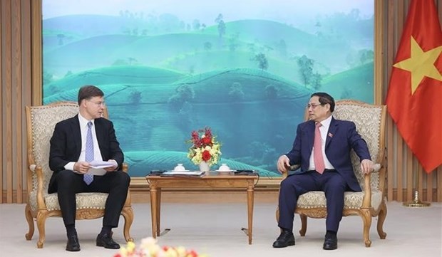 La reunión entre el primer ministro de Vietnam, Pham Minh Chinh (derecha), y el vicepresidente de la Comisión Europea y comisario de Comercio de la UE, Valdis Dombrovski. (Fotografía: VNA)