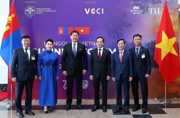 El presidente de Mongolia, Ukhnaagiin Khurelsukh, y el viceprimer ministro de Vietnam Tran Luu Quang posan junto con los delegados. (Fotografía: VNA)