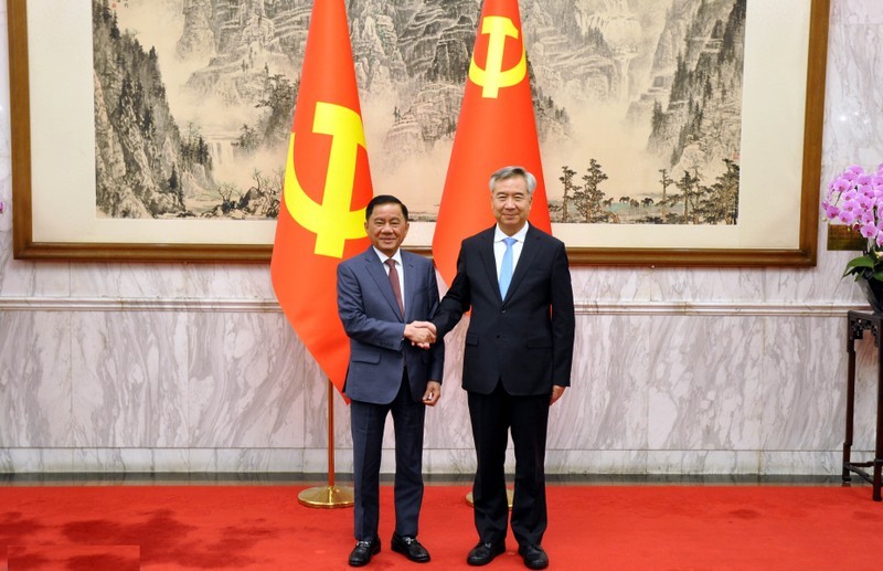 El jefe de la Comisión de Control Disciplinario del Comité Central del Partido Comunista de Vietnam, Tran Cam Tu, y el secretario de la Comisión Central de Inspección Disciplinaria del Partido Comunista de China, Li Xi. (Fotografía: Nhan Dan)