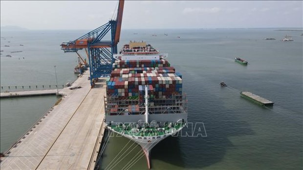 Súper buque portacontenedores M/V OOCL ESPAÑA en el puerto de Gemalink (clúster portuario de Cai Mep-Thi Vai, ciudad de Phu My, provincia de Ba Ria-Vung Tau). (Fotografía: VNA)