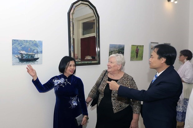 La embajadora vietnamita en Hungría, Nguyen Thi Bich Thao, presenta la cultura vietnamita a los visitantes. (Fotografía: VNA)