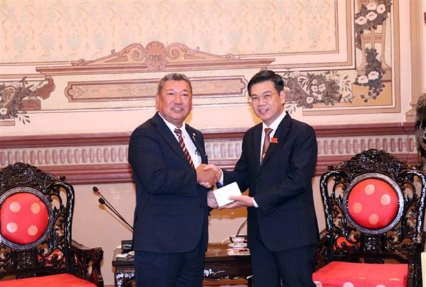 El vicepresidente del Consejo Popular de Ciudad Ho Chi Minh Nguyen Van Dung (derecha) y el presidente de la Asociación de Parlamentarios de la Amistad de la prefectura japonesa de Osaka, Wada Kenji. (Fotografía: VNA)