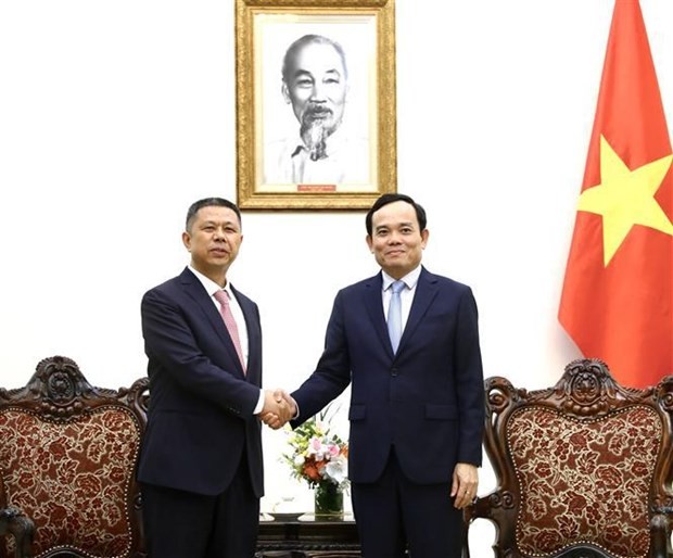 El vice primer ministro vietnamita Tran Luu Quang recibe en Hanói a Gao Jifan, fundador y presidente del grupo Trina Solar. (Fotografía: VNA)