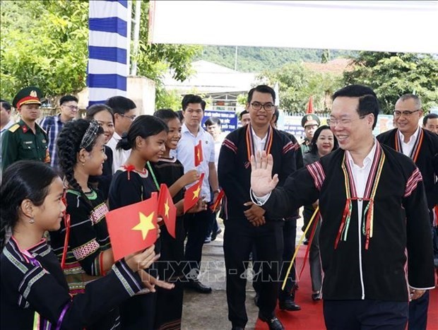 El presidente Vo Van Thuong participa en el Festival de la Gran Unidad Nacional en la comuna de Suoi Trai. (Fotografía: VNA)