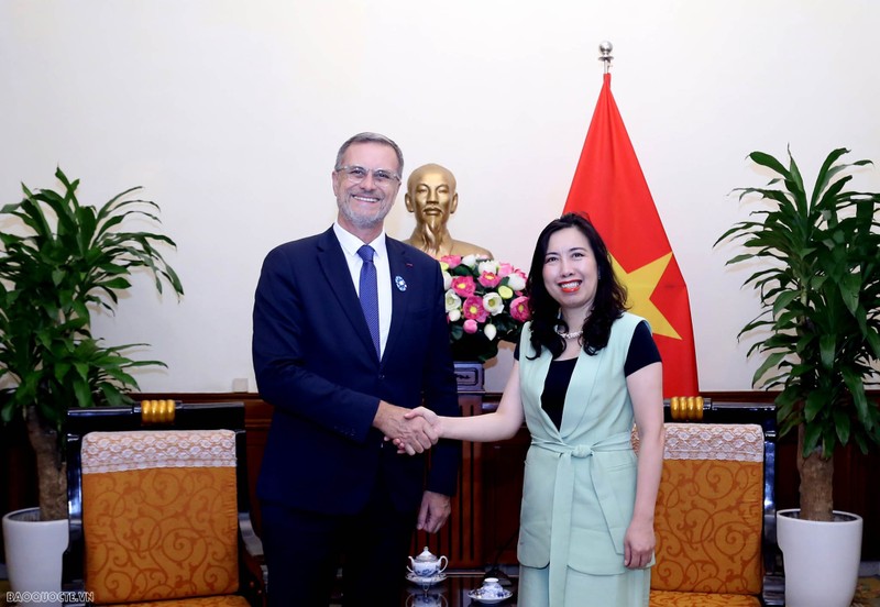 La viceministra de Relaciones Exteriores de Vietnam Le Thi Thu Hang y el embajador de Francia en el país, Olivier Brochet. (Fotografía: baoquocte.vn)