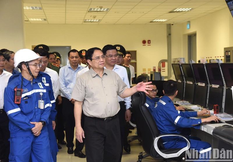 El primer ministro de Vietnam, Pham Minh Chinh, en la sala de control de la compañía de refinería y petroquímica de Nghi Son. (Fotografía: Nhan Dan)