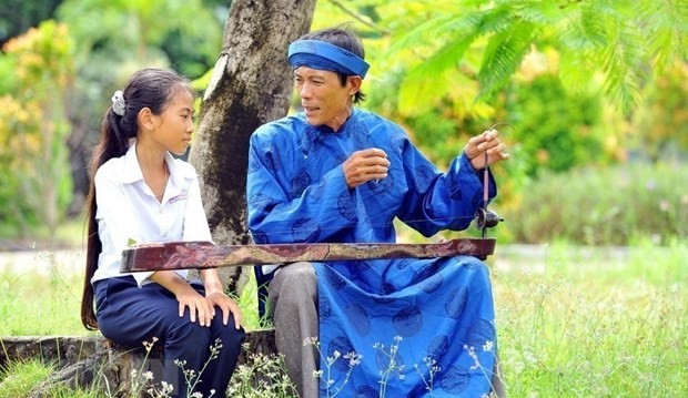 El artista Bau Ly Van enseña el canto Don Ca Tai Tu a la próxima generación. (Fotografía: VNA)