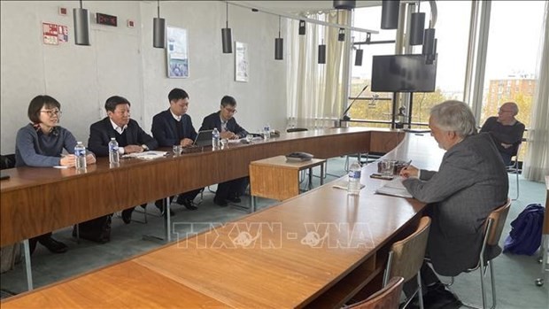 El miembro del Consejo Nacional del Partido Comunista Francés, Taylan Coskun, recibe a la delegación de la Comisión de Comunicación y Educación del Partido Comunista de Vietnam, encabezada por su subjefe Tran Thanh Lam. (Fotografía: VNA)