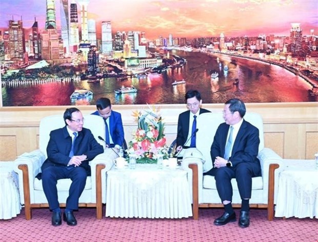 El secretario del Comité del PCV en Ciudad Ho Chi Minh, Nguyen Van Nen, y Zhu Zhisong, secretario del Partido en la Nueva Área de Pudong (Shanghái). (Fotografía: VNA)