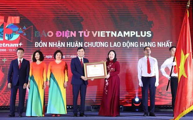 Entrega de la Orden de Trabajo de Primera Clase a VietnamPlus. (Fotografía: VNA)