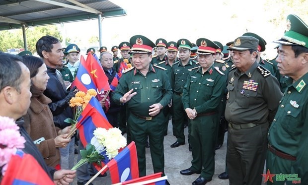 El viceministro de Defensa, coronel general Hoang Xuan Chien, participa en la inspección. (Fotografía: qdnd.vn)