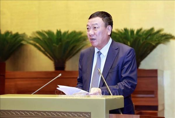 El inspector general del Gobierno de Vietnam, Doan Hong Phong, presenta el informe sobre los trabajos de prevención y lucha contra la corrupción y la negatividad. (Fotografía: VNA)