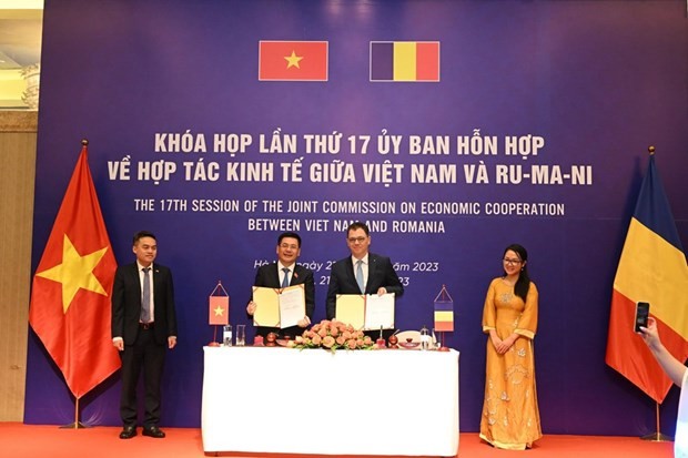 El ministro de Industria y Comercio de Vietnam, Nguyen Hong Dien, y el titular de Economía, Emprendimiento y Turismo de Rumania, Stefan-Radu Oprea, en la firma de un memorando de entendimiento de cooperación. (Fotografía: moit.gov.vn)