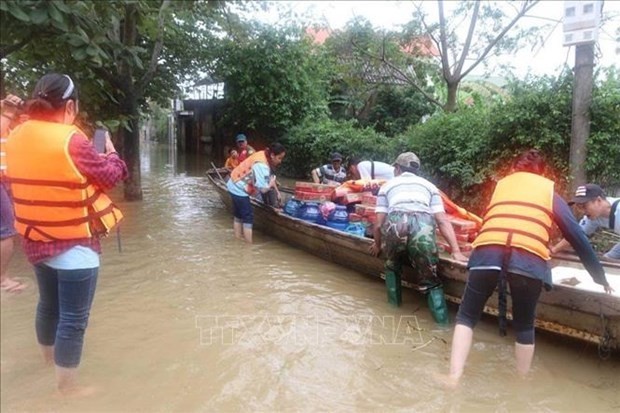 Sen Vang apoya a las víctimas de las inundaciones en la provincia vietnamita de Quang Tri. (Fotografía: VNA)