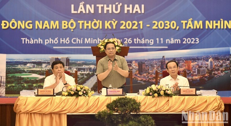 El primer ministro de Vietnam, Pham Minh Chinh (de pie), preside la reunión. (Fotografía: Nhan Dan)