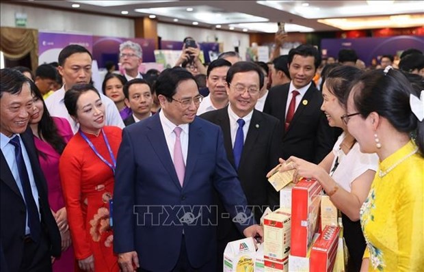 El primer ministro Pham Minh Chinh visita la exposición de emprendimiento e innovación. (Fotografía: VNA)