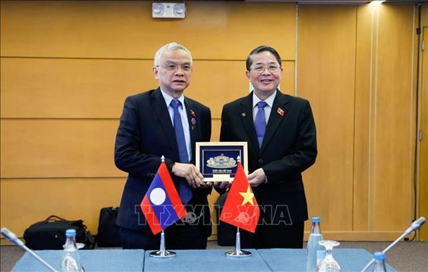 El vicepresidente de la Asamblea Nacional de Vietnam Nguyen Duc Hai (derecha) en una reunión con el secretario de Finanzas filipino, Benjamín Diokno. (Fotografía: VNA)