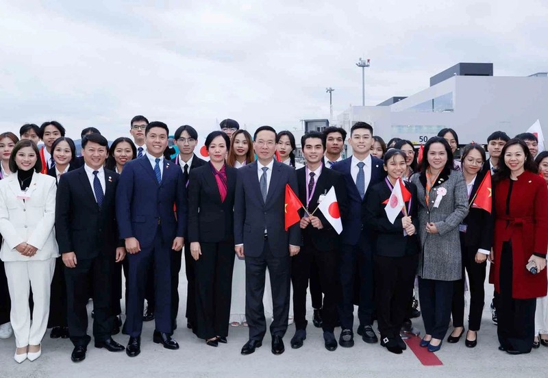 El presidente de Vietnam, Vo Van Thuong, posa junto con coterráneos en el aeropuerto internacional de Fukuoka, Japón. (Fotografía: VNA)