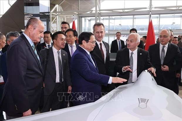 El primer ministro de Vietnam, Pham Minh Chinh, visita las Industrias Aeroespaciales Turcas. (Fotografía: VNA)