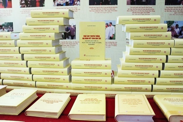 El nuevo libro del secretario general del Partido Comunista de Vietnam, Nguyen Phu Trong, sobre la gran unidad nacional. (Fotografía: VNA)