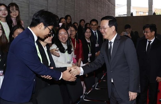 El presidente de Vietnam, Vo Van Thuong, y estudiantes de la Universidad de Kyushu. (Fotografía: VNA)