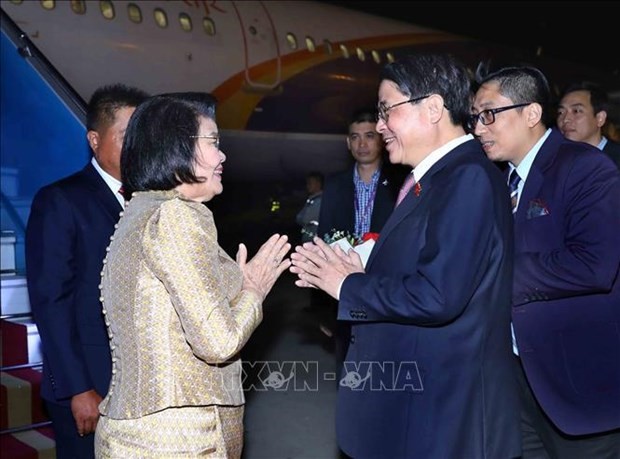 El vicepresidente de la Asamblea Nacional de Vietnam Nguyen Duc Hai recibe a la titular de la Asamblea Nacional de Camboya, Samdech Moha Rathsapheathika Thipadei Khuon Sudary, en el aeropuerto. (Fotografía: VNA)