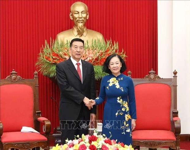 La miembro del Buró Político y permanente del Secretariado del Comité Central del Partido Comunista de Vietnam y jefa de su Comisión de Organización, Truong Thi Mai, recibe al miembro del Comité Central del Partido Comunista de China y vicepresidente de la CCPPCh, Wang Yong. (Fotografía: VNA)