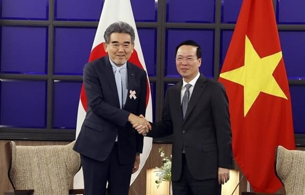 Mitsuo Ochi, presidente de laUniversidad de Hiroshima, y el presidente de Vietnam, Vo Van Thuong (derecha). (Fotografía: VNA)