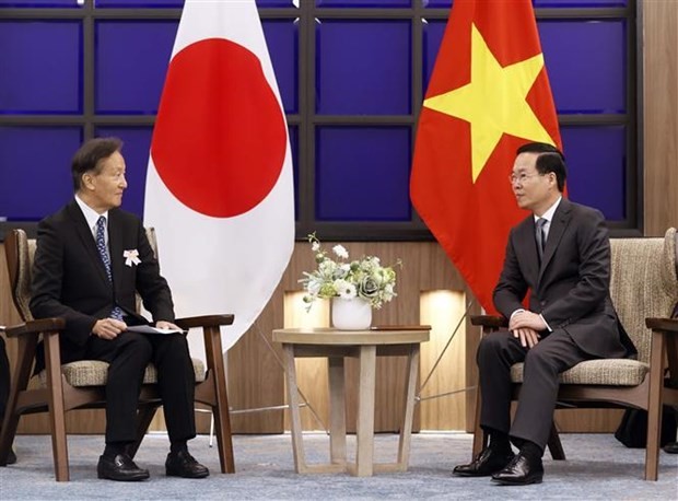 El presidente de Vietnam, Vo Van Thuong (derecha), y el titular de la Asociación de Amistad Kyushu-Vietnam. (Fotografía: VNA)