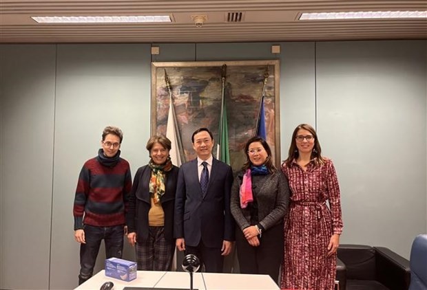 El embajador de Vietnam en Italia, Duong Hai Hung, se toma foto con Zamboni Silva, vicepresidenta del Consejo Regional de Emilia-Romaña. (Fotografía: VNA)