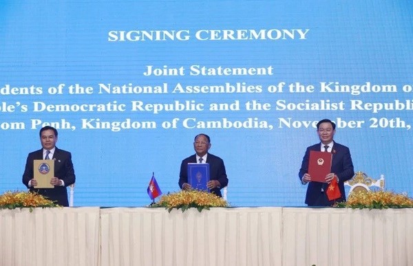 El presidente de las Asambleas Nacionales de Vietnam, Vuong Dinh Hue; de Camboya, Heng Samrin; y de Laos, Saysomphone Phomvihane, firman una declaración conjunta. (Fotografía: VNA)