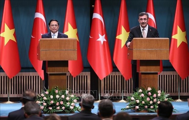 El primer ministro vietnamita, Pham Minh Chinh, y el vicepresidente turco, Cevdet Yilmaz, se reúnen con la prensa. (Fotografía: VNA)