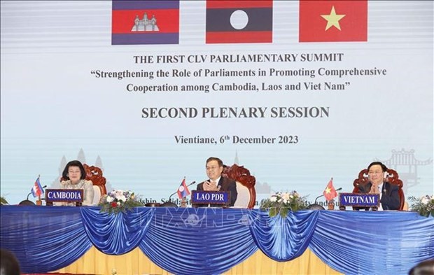 El presidente de la Asamblea Nacional de Vietnam, Vuong Dinh Hue, asiste a la segunda sesión plenaria de la Reunión de alto nivel entre las Asambleas Nacionales Camboya-Laos-Vietnam. (Fotografía: VNA)
