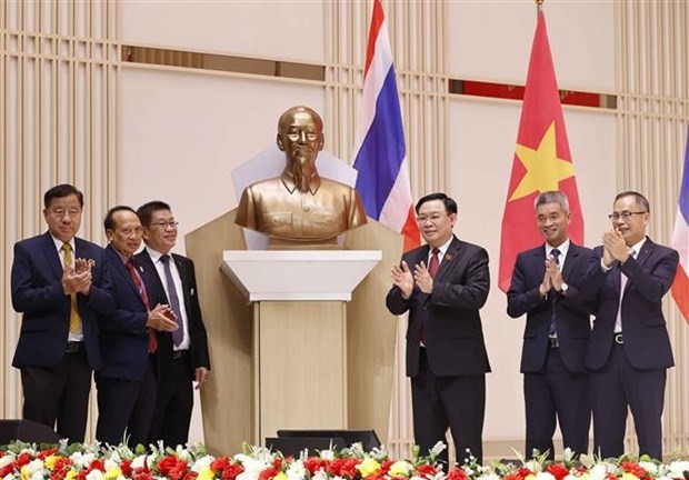 El presidente de la Asamblea Nacional de Vietnam, Vuong Dinh Hue, entrega la estatua del Tío Ho (Presidente Ho Chi Minh) a la Asociación General Vietnamita en Tailandia y a la Asociación de Empresarios en Tailandia. (Fotografía: VNA)