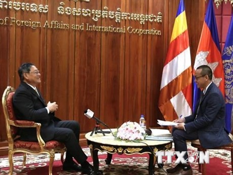 El vicepremier y canciller camboyano, Sok Chenda Sophea (izquierda), en la entrevista. (Fotografía: VNA)
