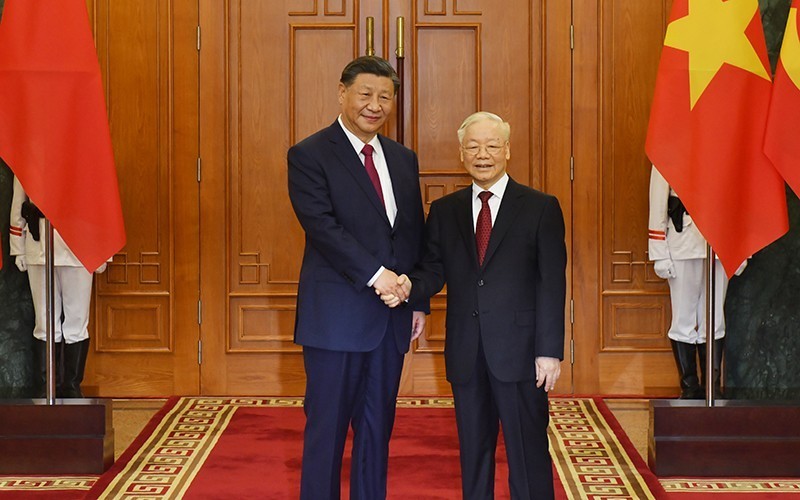 El secretario general del Partido Comunista de Vietnam, Nguyen Phu Trong (derecha), y el secretario general del Partido Comunista de China y presidente del país, Xi Jinping. (Fotografía: VNA)