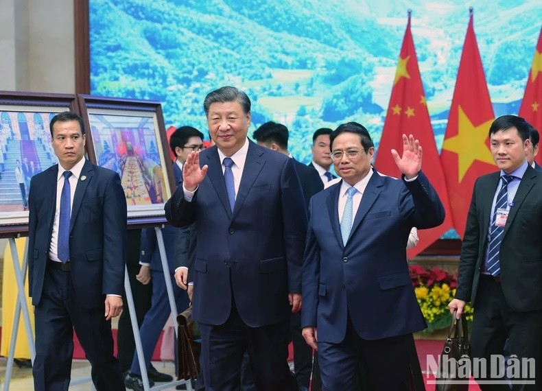 El primer ministro de Vietnam, Pham Minh Chinh (derecha), y el secretario general del Partido Comunista de China y presidente del país vecino, Xi Jinping. (Fotografía: Nhan Dan)