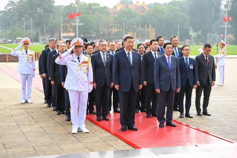 El secretario general del Partido Comunista y presidente de China, Xi Jinping, y la delegación de alto nivel del Partido y el Estado chinos rinden homenaje al Presidente Ho Chi Minh. (Fotografía: Nhan Dan)