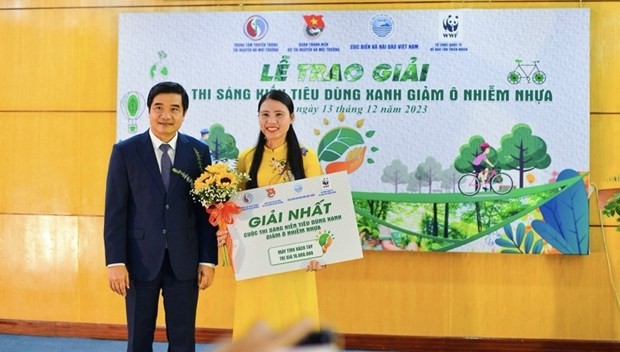 Nguyen Duc Toan, jefe del Departamento del Mar y las Islas de Vietnam, entrega el primer premio. (Fotografía: kinhtedothi.vn)