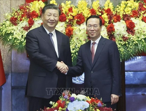 El presidente de Vietnam, Vo Van Thuong (derecha), saluda al secretario general del Partido Comunista y presidente de China, Xi Jinping. (Fotografía: VNA)