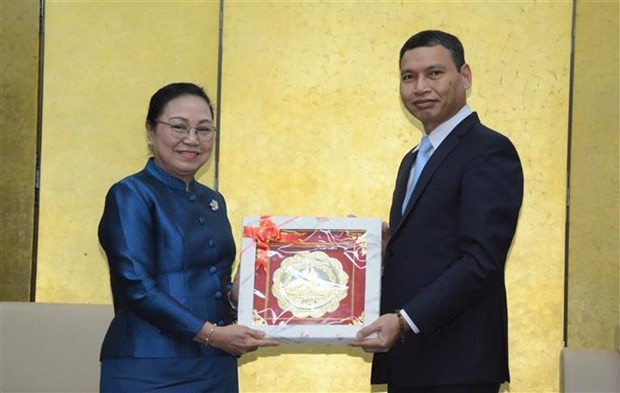 La embajadora de Laos en Vietnam, Khamphao Ernthavanh, entrega un regalo de recuerdo a las autoridades de Da Nang. (Fotografía: VNA)