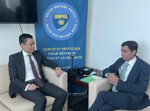 El embajador Dang Hoang Giang, jefe de la misión permanente de Vietnam ante la ONU, conversa con el asesor de Policía de la ONU, Faisal Shahkar. (Fotografía: VNA)