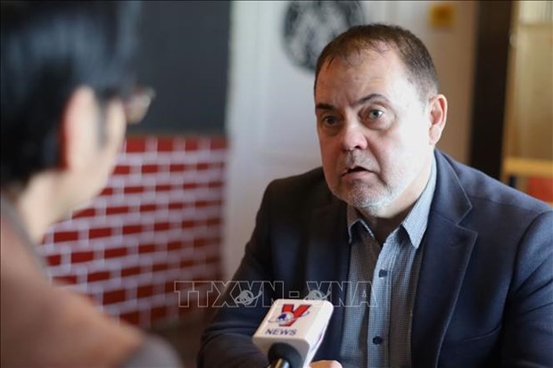 Grigory Trofimchuk, presidente del Consejo de expertos de la Fundación Euroasiática de Apoyo a la Investigación Científica, responde a una entrevista de la Agencia Vietnamita de Noticias. (Fotografía: VNA)