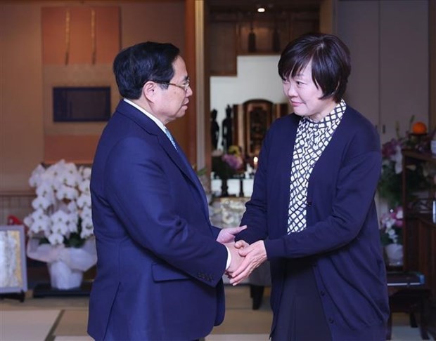 El primer ministro vietnamita, Pham Minh Chinh, se reúne con Akie Abe, esposa del difunto expremier Shinzo Abe. (Fotografía: VNA)