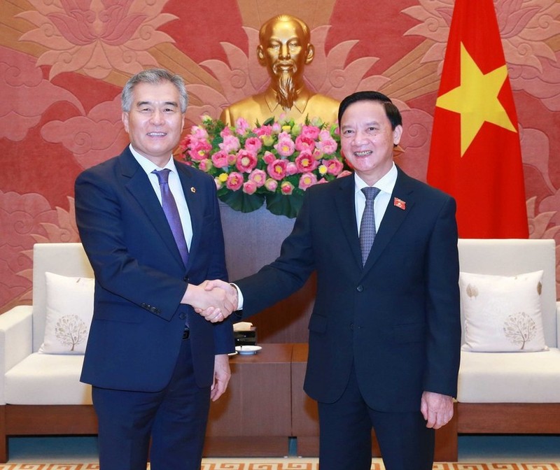 El vicepresidente de la Asamblea Nacional de Vietnam Nguyen Khac Dinh recibe al presidente del Consejo Metropolitano de Seúl, Kim Hyeon-ki. (Fotografía: VNA)