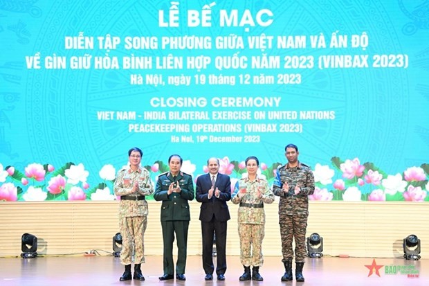 El teniente general Phung Si Tan, el embajador de la India en Vietnam, Sandeep Arya, el coronel Pham Manh Thang y dos jefes de las dos delegaciones. (Fotografía: qdnd.vn)