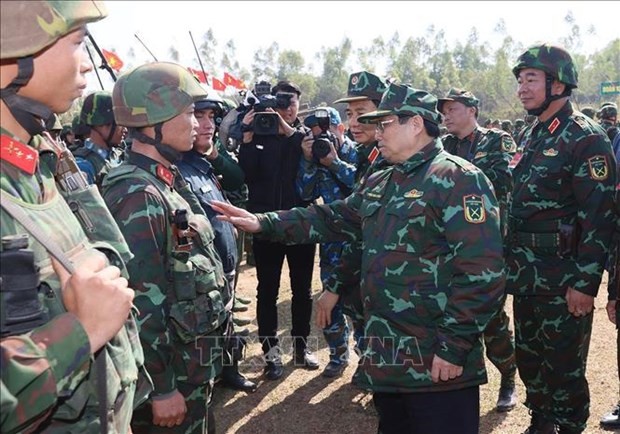 El primer ministro de Vietnam, Pham Minh Chinh, con soldados del cuerpo del ejército número 12. (Fotografía: VNA)