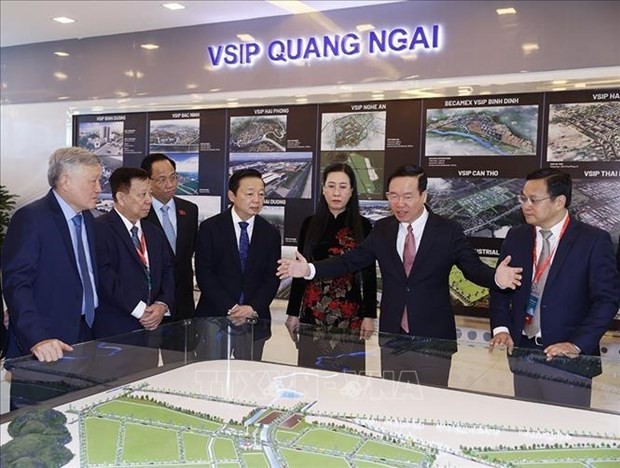 El presidente de Vietnam, Vo Van Thuong (segundo a la derecha), en la exposición de la ceremonia. (Fotografía: VNA)