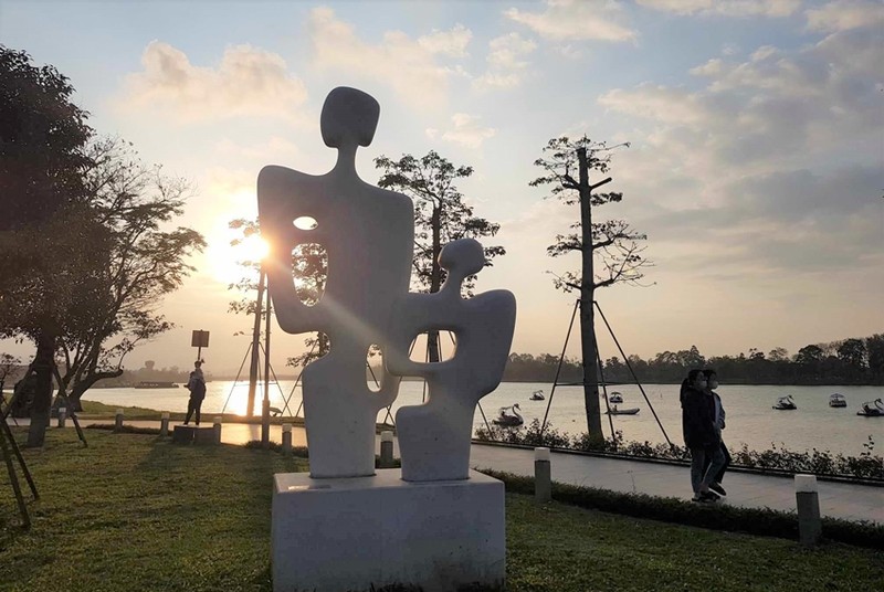 Una escultura instalada a la orilla del río Huong, en Hue. (Fotografía: baothuathienhue.vn)
