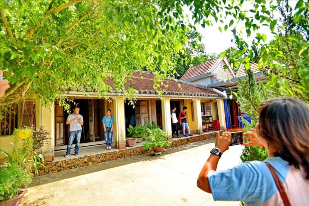 Turistas conocen las viejas residencias de Loc Yen. (Fotografía: VNA)